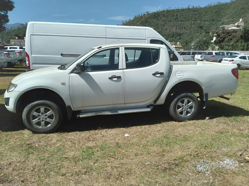 Imagen 1 de 11 de Mitsubishi L200 2015 2.4 Cabina Doble 4x2 Mt