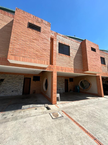 Jose R Armas, Vende Townhouse En Urbanizacion El Manantial, Naguanagua Valencia 