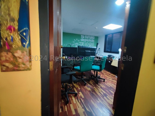 Los Chaguaramos !! Hermosa E Impecable Casa Acondicionada Para Uso De Oficina Y Comercial, 780 M2 Terreno, 828 M2 Const., 8 Oficinas, 5 Baños, 10 Pe, A/a, Sistemas De Seguridad. Excelente Ubicación !!