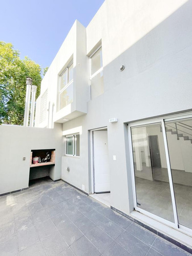 Casa Duplex De Pasillo En Arroyito