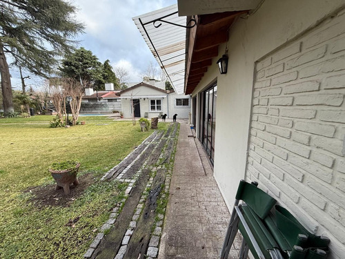 Venta Casa Con Parque Pileta, Parque Leloir, Ituzaingo.