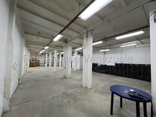 Edificio Industrial En Alquiler En Catia Con Montacarga Y Electricidad 440 Ideal Para Fabricas Depositos Distribuidores Con Showroom Exhibicion Galpon Oficinas Deposito Importadores 25-10144