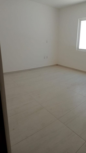 Preciosa Residencia En Misión San Jerónimo, 5 Habitaciones, Sótano, 6.5 Baños..