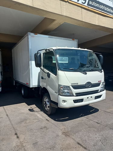 Imagen 1 de 9 de Hino 816 Semi Long Modelo 2015