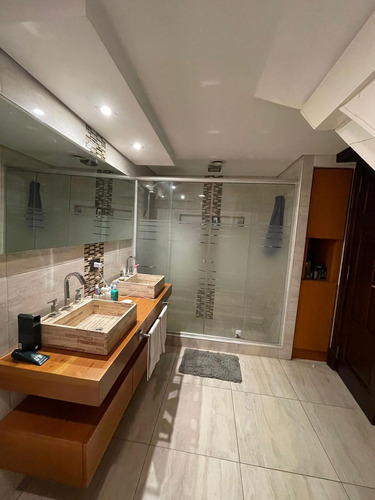 Chalet De Categoría 8 Amb. 484 M² Cub. C/ Garaje Para 2 Autos Y Parque C/ Pileta - Haedo