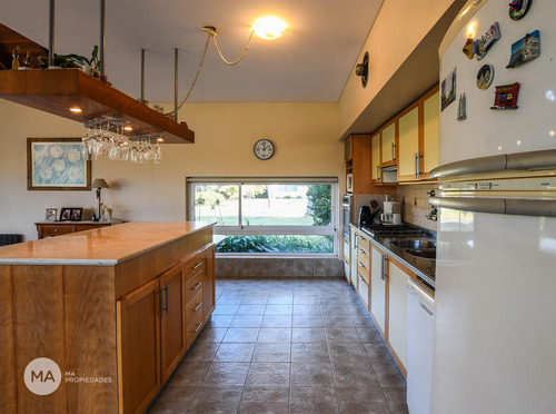 Casa 5 Ambientes-av. Fuerza Aérea 3000-funes Hills-alquiler