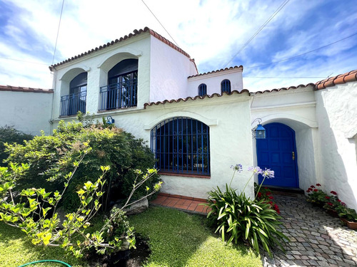 Fantástica Casa De 7 Ambientes Con Gran Playroom Y Divino Jardín  - Olivos