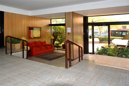 Depto. En Venta 2 Dorm Y Servicios / Vitacura / 2 Estac.