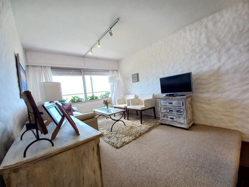 Imagen 5 de 13 de Oportunidad En Venta En Primera Linea Al Mar. Reciclado. Un Dormitorio Y Medio. - Punta Del Este Brava