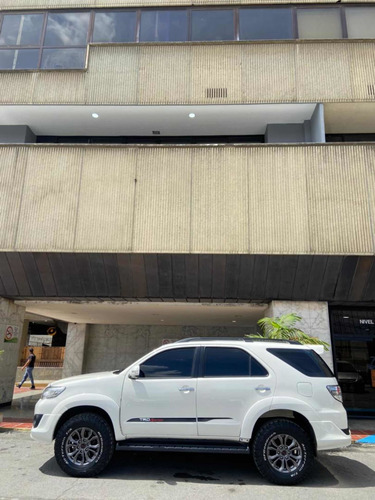 Imagen 5 de 10 de Toyota Fortuner Sportivo 4x4