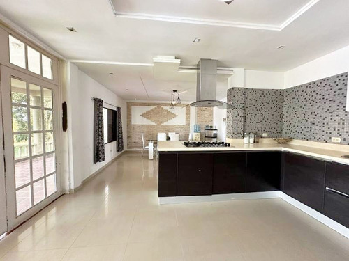 Josseyris Jimenez Vende Casa En Safari Country Club Carabobo