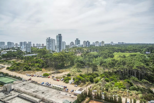 Apartamento En Venta De 3 Dormitorios En Tiburon, Playa Brava Punta Del Este.