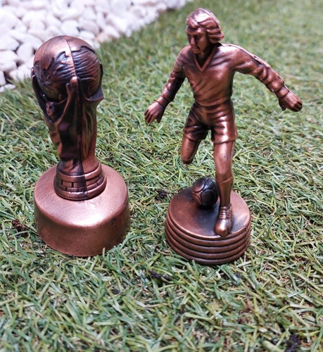 Jogador Futebol E Taça Trofeu Copa Do Mundo Miniatura Aponta