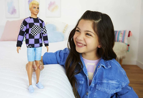Imagen 2 de 2 de Muñeca Barbie Fashionista Ken Con Sudadera Morada A Cuadros