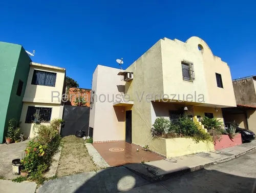 comprar Acogedor Townhouse Amoblado , De 60 M2 Y 108 M2 De Terreno , Se Puede Hacer La Ampliacion Que Desee , Ambiente Abierto Sala , Meson Comedor Y Cocina A Gas . Habitaciones Con Closets