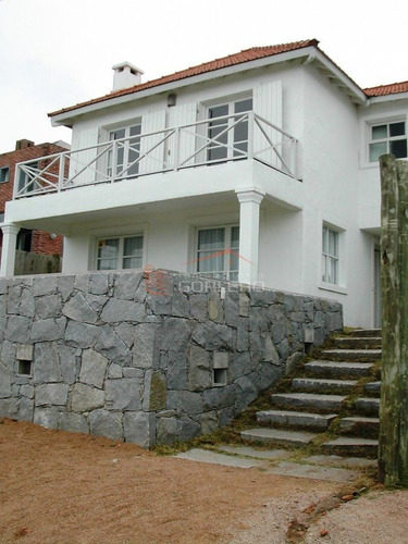 Imagen 3 de 18 de Hermosa Y Cómoda Casa Ubicada En La Barra A Muy Pocos Metros De Playa