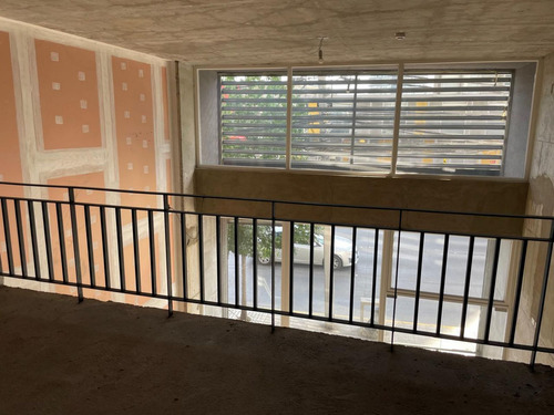 Arriendo Local Comercial De 107,48 M2 + 62,94 M2 De Altillo,