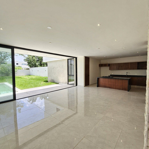 Casa En Venta En Privada Residencial Alura, Cholul.