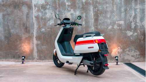Imagen 8 de 16 de Moto Electrica Scooter Nuuv Ngt Bosch Litio Panasonic