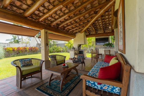 Casa En Venta 730 Mtrs2 ,con Vista. Calle Cerrada! La Lagunita Country Club Mls #24-25099 Francis Zeppieri