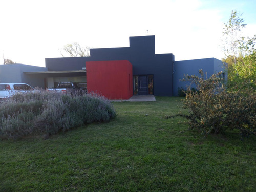 Casa En Venta - 2 Dormitorios 1 Baño - Cochera - 2.008mts2 - Castelli