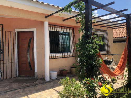 Imagem 2 de 15 de Se Encante Com Essa Bela Casa De Três Quartos Em Rua Residencial ! - 2234