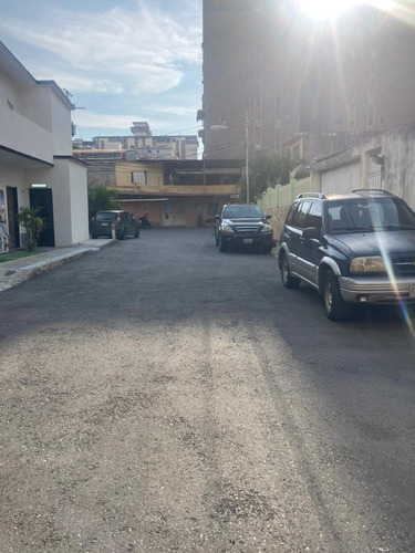 Sky Group Élite Vende Casa De Un Nivel Con Gran Potencial Comercial Ubicada En El Pasaje Los Sauces Av. 102 Solo Clientes