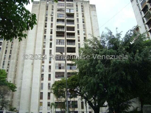 Ms: 24-23021, Vendemos Amplia Apartamento En Chacito Destrás Del Centro Comercial Chacaito. A=105m2, 4h, 3b, 1p.