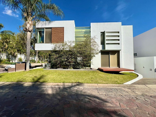 Casa En Venta En Valle Real 4 Recamaras