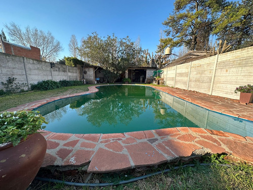 Chalet Con Piscina En Barrio De Vicenzo Grande