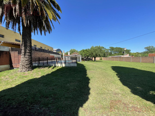 Venta De Casa Quinta En Barrio Lanusse Con 3 Terrenos