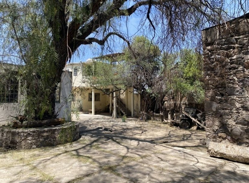 Propiedad Con 710 M2 Terreno, 327 M2 Construcción, Col Sta Catarina, Queretaro