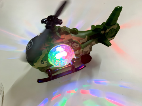 Brinquedo Helicóptero Spray Hélice Solta Fumaça Com Luz Esom Cor Verde