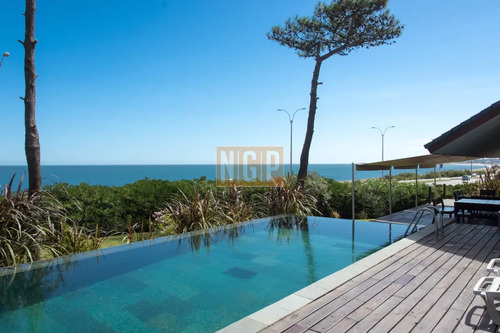 Hermosa Casa Frente Al Mar , Playa Mansa Punta Del Este.- 