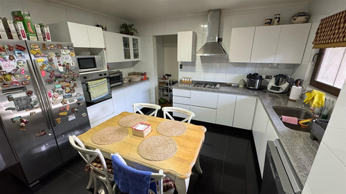Impecable En Venta De 5 Dorm. En Curicó