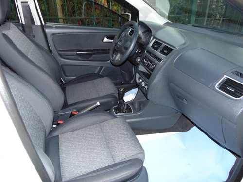 Imagem 10 de 15 de Volkswagen Fox 1.0 G2 Trend 2014