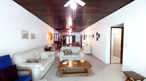 Casa A 200 Mts Da Praia. Lugar Muito Tranquilo Seguro Em Bairro Nobre. Casa Isolada. Estrutura Do Telhado Reformada - Madeiramento Com Manta. Parte Elétrica Revisada E Fiação Novos
