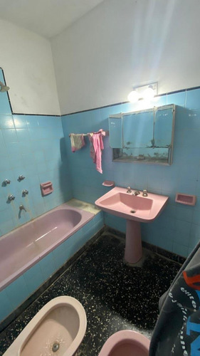 Casa En Venta - 2 Dormitorios 1 Baño - Cochera - 200mts2 - Lomas De Zamora