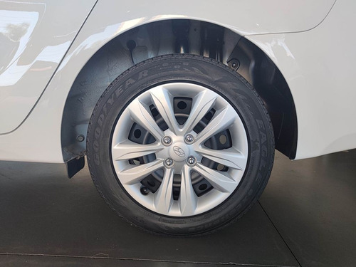 Imagem 10 de 15 de Hyundai Hb20s 1.6 Comfort Plus 16v 2016