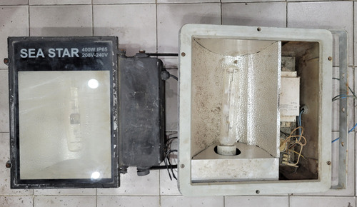 Reflectores Metal Halide 400w 220v Con Bombillos D Reemplazo