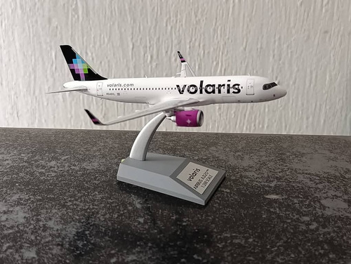 A320neo Volaris El Salvador Escala 1:200 Blanco, Motores Guindas (Usado)