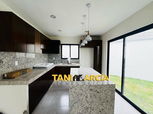 Vendo Casa Nueva En El Centro De Fortín.