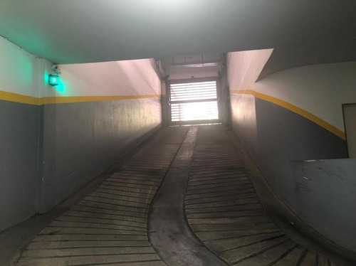 Venta De 4 Ambientes Con Cochera En Caballito. Vista A Pulmón De Manzana