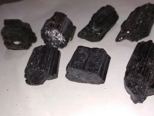 Piedra Turmalina Negra , Calidad Miden Aprox 4cm $180