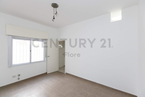 Venta Ph 2 Ambientes Con Patio, Terraza Y Parrilla Propia. Barracas