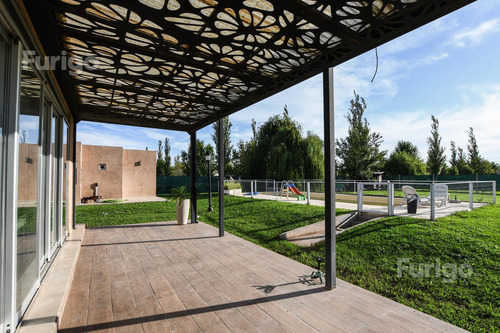 Casa En 3 Dormitorios En Soldini - Barrio Las Pérgolas