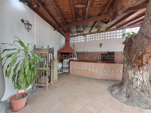 Amplia Y Fresca Casa En Venta Ubicada En Maracay Urb El Centro Db 23-28368