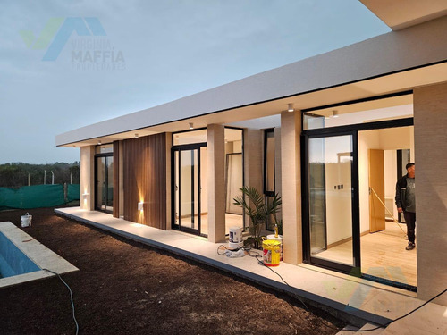 Venta De Casa Son Pileta - San Ramiro Pilar Del Este