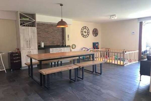 Espléndida Propiedad Con Amplio Jardín Privado.