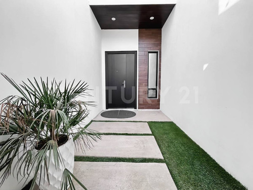 Lujosa Casa En Venta ¡vive En Privada Y Cerca De La Zona Dorada En Mexicali,b.c!